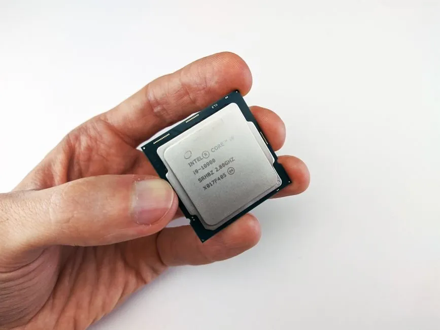 Một con chip CPU nằm gọn trong lòng bàn tay