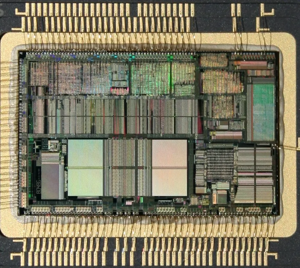 Miếng silicon của chip Intel 486 chia thành nhiều khối mạch hình chữ nhật với dây vàng chạy ra viền