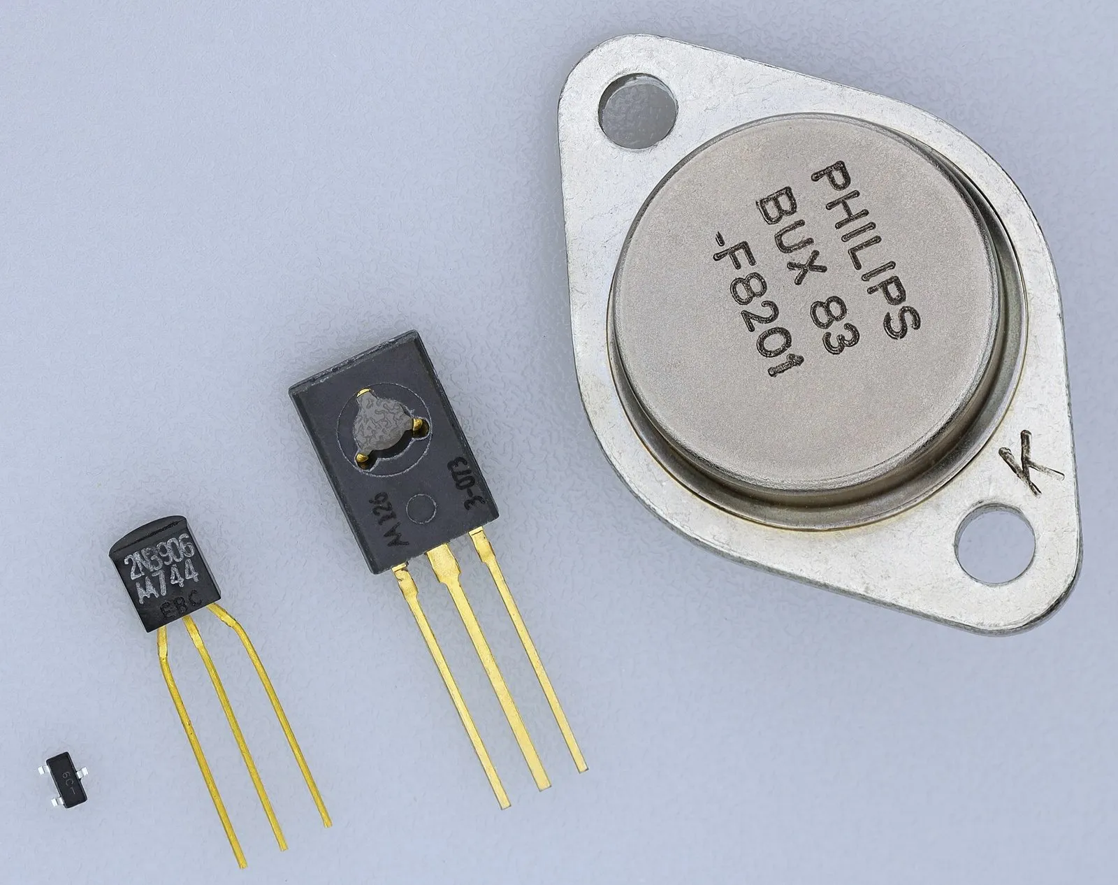 Ba transistor rời với kích cỡ khác nhau đặt trên nền xám nhạt